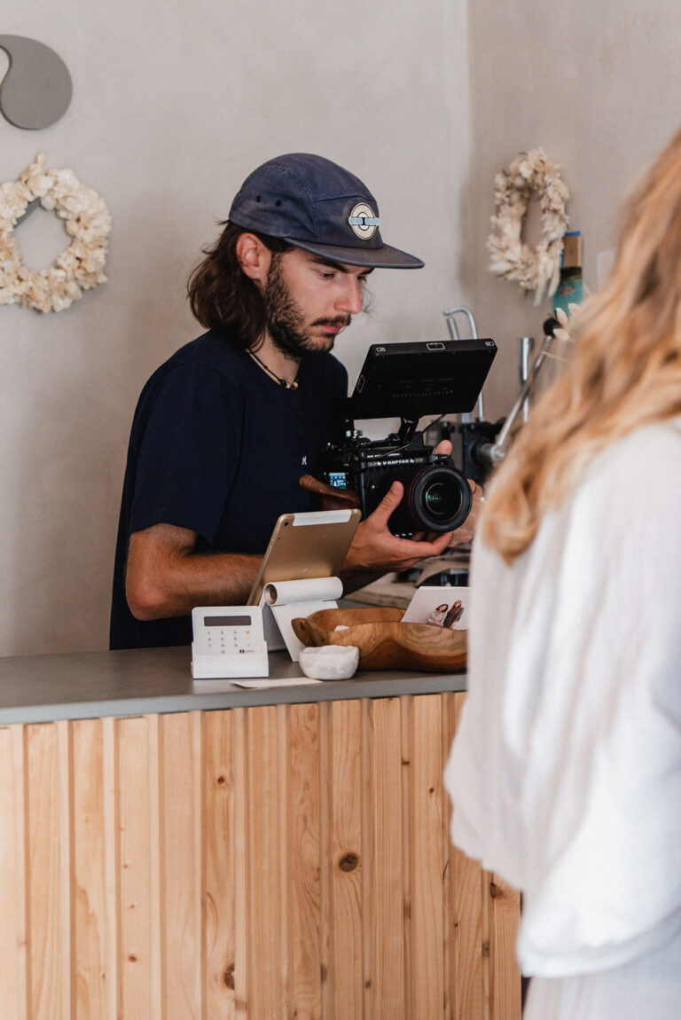 Björn Hunger beim Filmen im Store in Wien